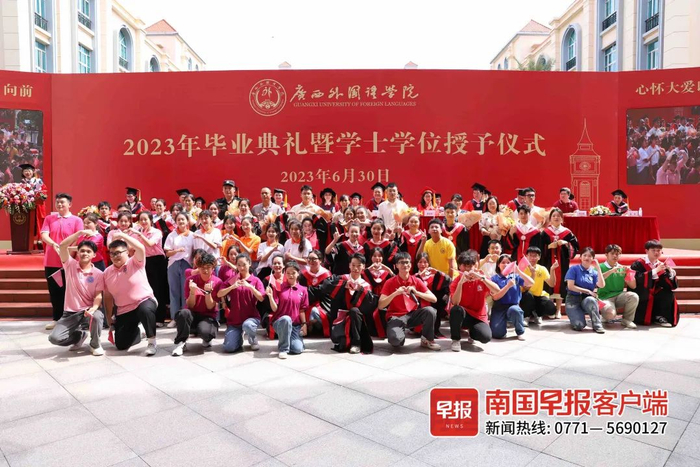 ▲学校领导与毕业生代表合影。