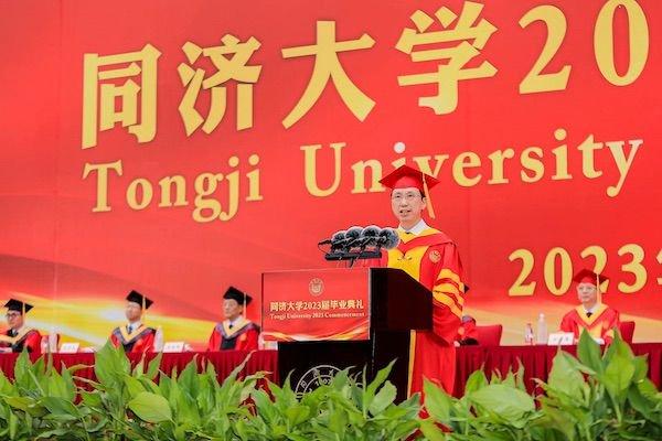 图说:同济大学校长郑庆华校长在毕业典礼上致辞 采访对象供图大学生