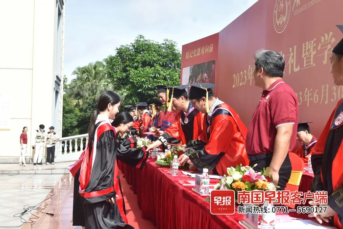 ▲学校领导为自治区级、校级优秀毕业生代表颁奖。