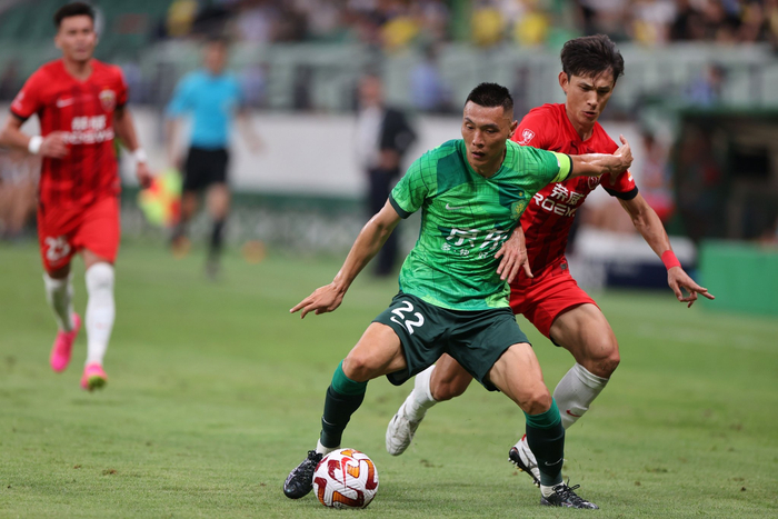 国安锋线多人受伤，老将于大宝将承担更多的进攻任务。  新京报记者 王飞 摄