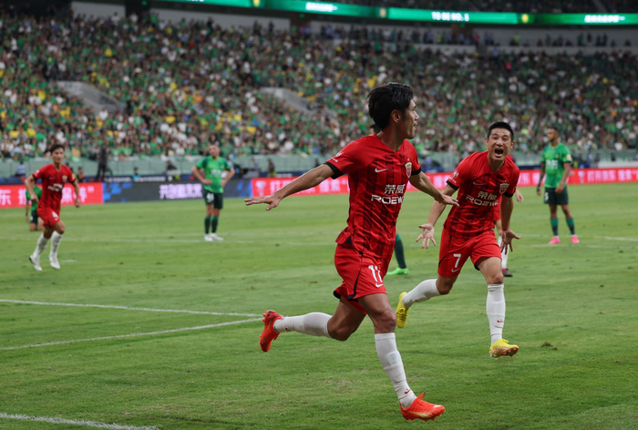 吕文君（左）为上海海港首开纪录后，与武磊庆祝进球。  新京报记者 王飞 摄