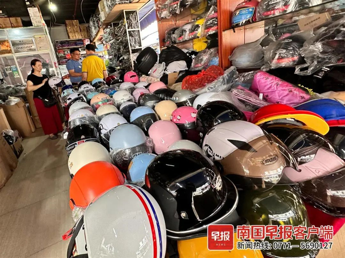 ▲6月27日，市民在中华路一家电动自行车用品店内选购头盔。
