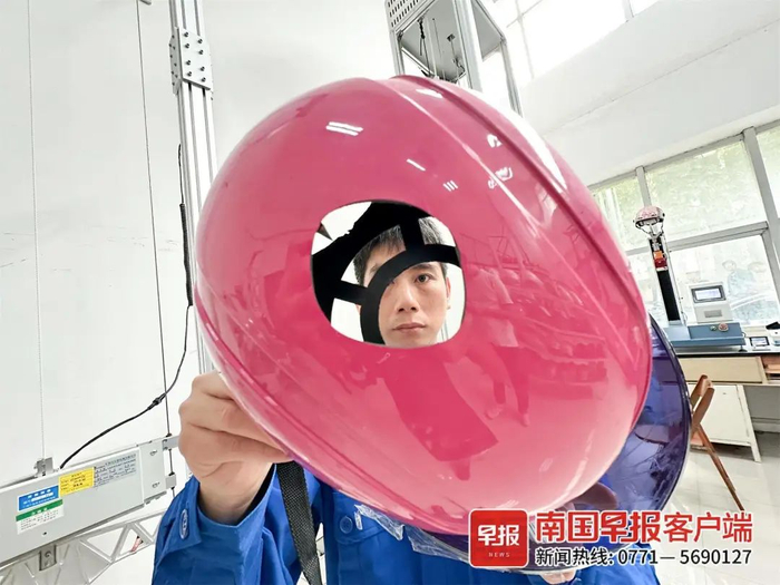 ▲头盔穿刺试验中，测试人员在市面上用十几元购买的非国标头盔直接被击穿。