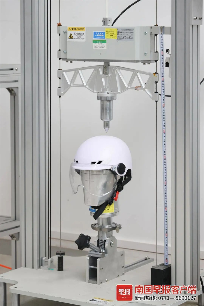 ▲头盔穿刺试验测试。