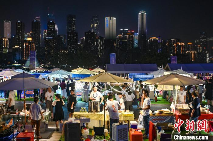 重庆夏日夜市点亮城市夜经济