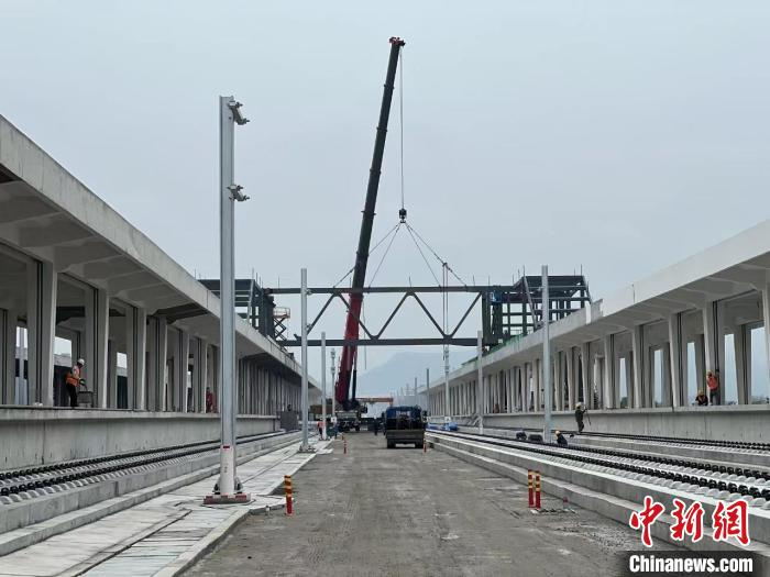 池黄高铁九华山站钢结构天桥吊装完成|高铁|中铁|站台_新浪新闻
