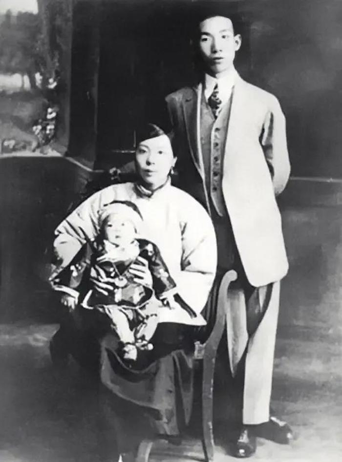 郁达夫1922年与夫人孙荃、儿子龙儿的合影