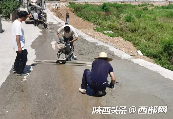 商洛市山阳县十里铺镇初级中学门口道路