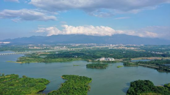江西九江八里湖新区:夏日云翩翩 悠然山水间