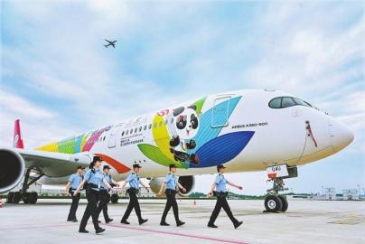 　　四川省公安厅机场公安局天府机场分局民警开展巡护。