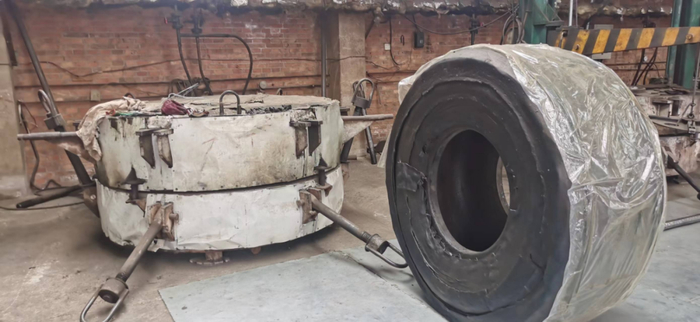 ▲一个废旧载重轮胎的外表包裹着几层橡胶，即将被放进旁边的再造设备，通过“活络模”方式压制成型。新华社记者赵阳 摄