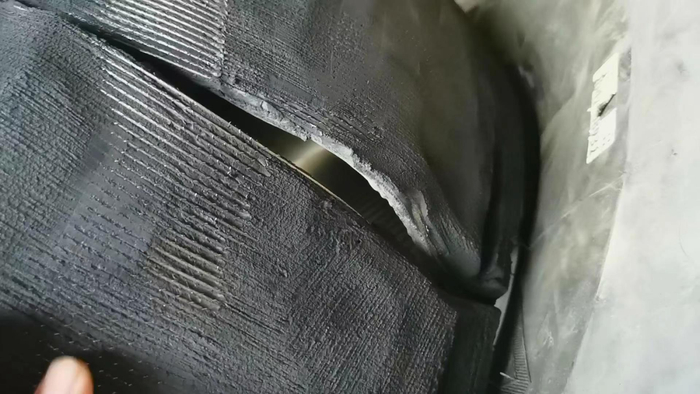 ▲汾阳市阳城镇一家轮胎翻新作坊里用于翻新的轮胎，胎面已经断裂。新华社记者赵阳 摄