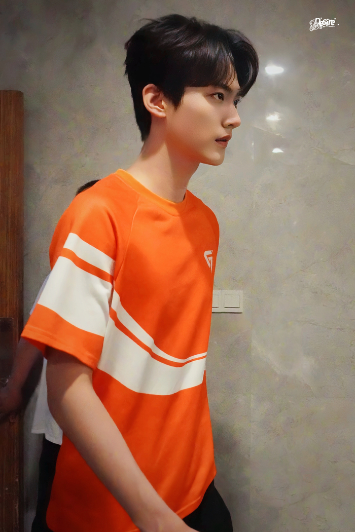 丨周柯宇战至巅峰今日份上班图来啦 这名品侧颜!绝佳身段!