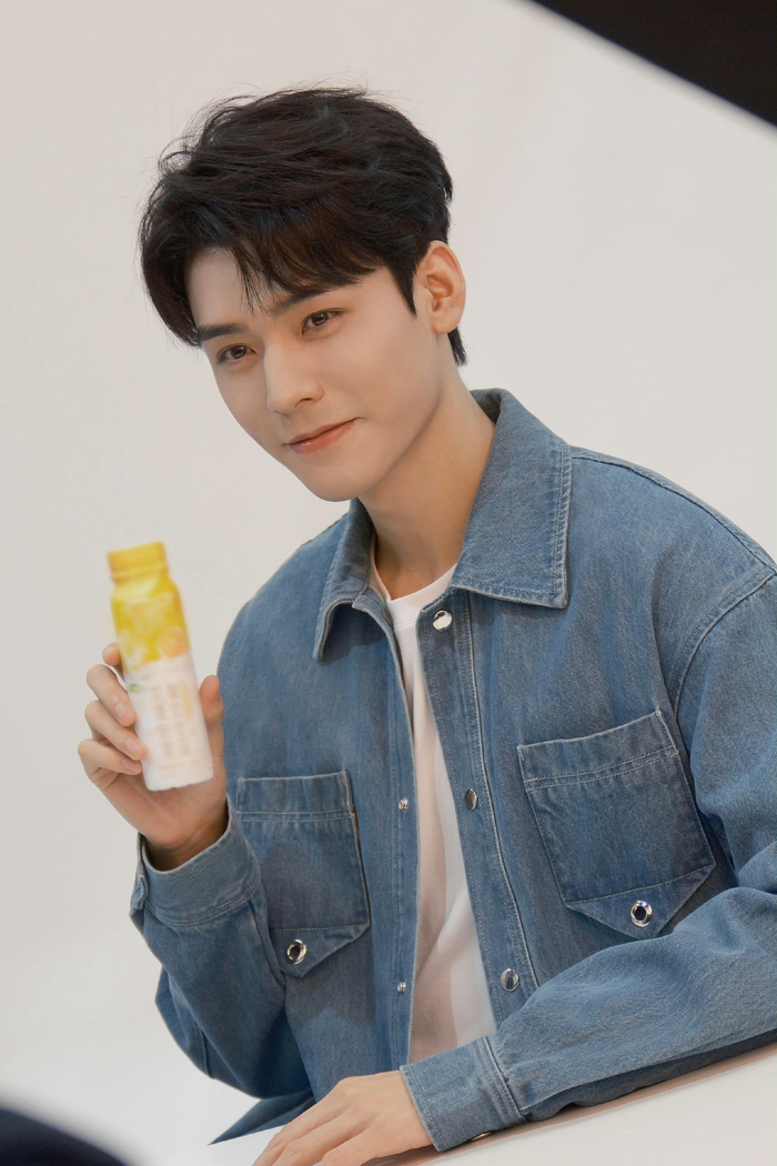 龚俊橘色毛衣金丝眼镜花絮照～ 七月第一天,来欣赏清新帅哥|龚俊|橘色