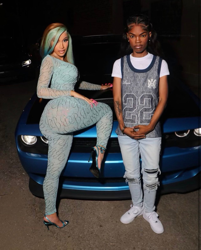 卡老师cardi b 在她的 instagram 直播中透露……|直播_新浪新闻