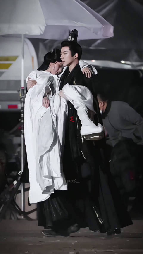 捡一些宋祖儿刘宇宁折腰公主抱路透