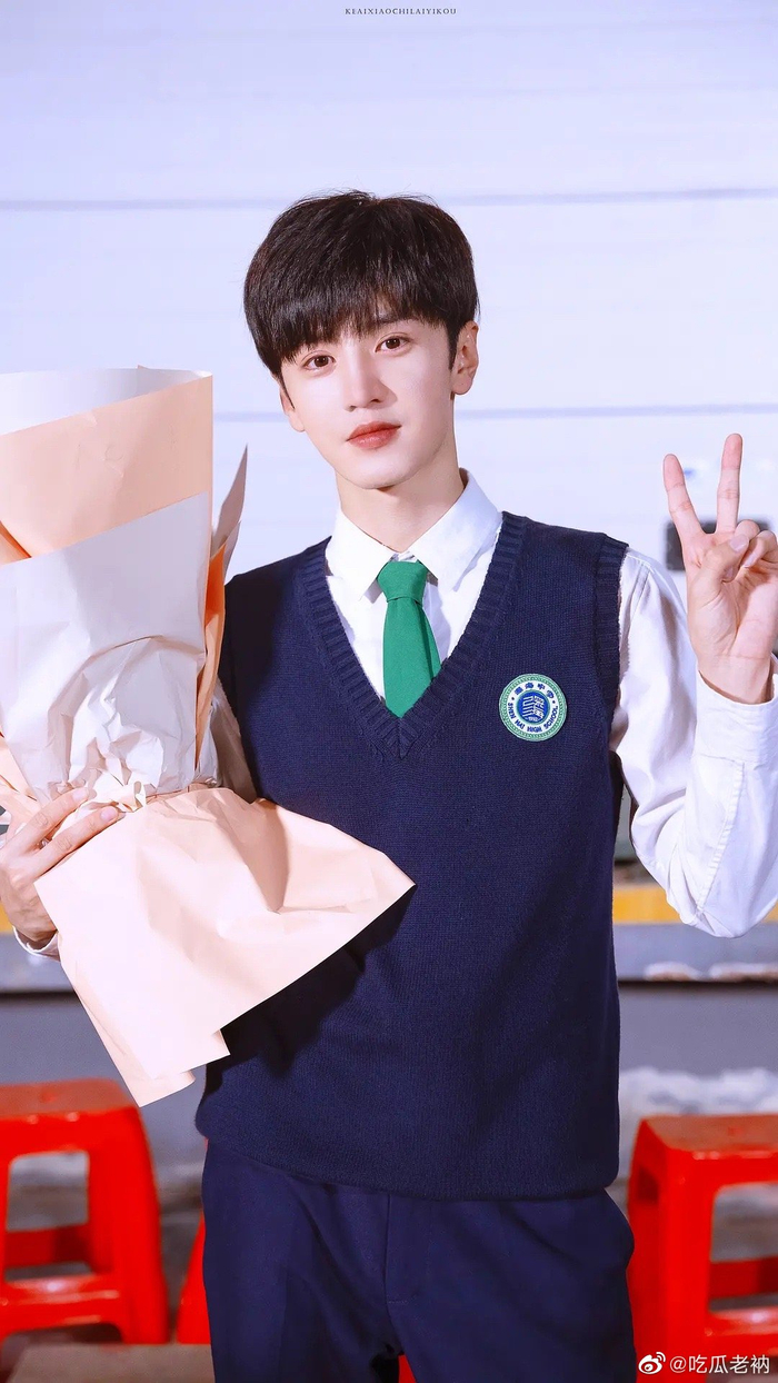 来看看深大校草陈哲远的校服代言……|陈哲远_新浪新闻