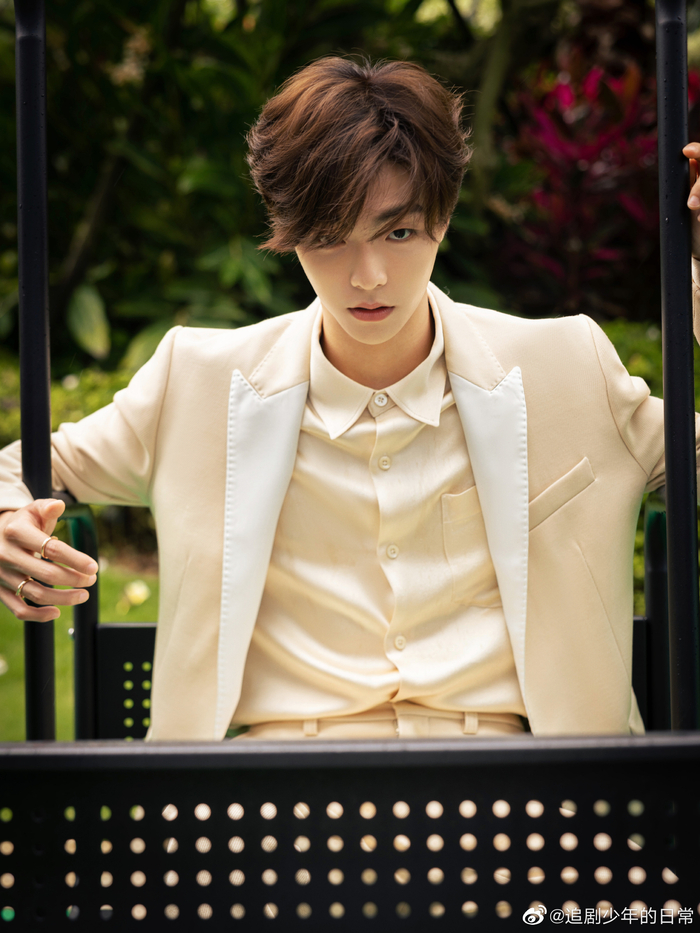 粉丝又在整活了,在音乐节举大旗说"看看腹肌",还狂喊脱掉!