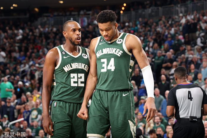 米德尔顿（左）继续辅佐字母哥。