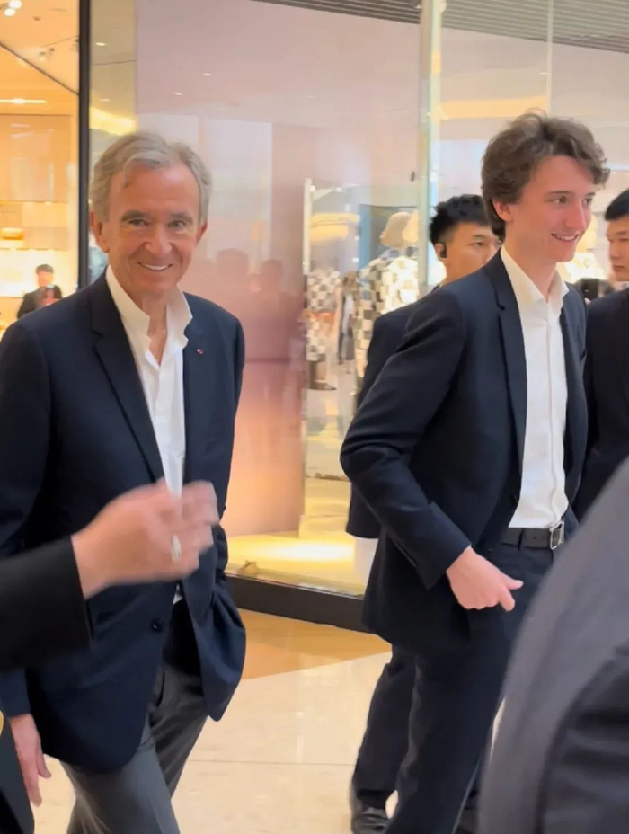 lv大老板,世界首富,突袭巡视中国实体店.