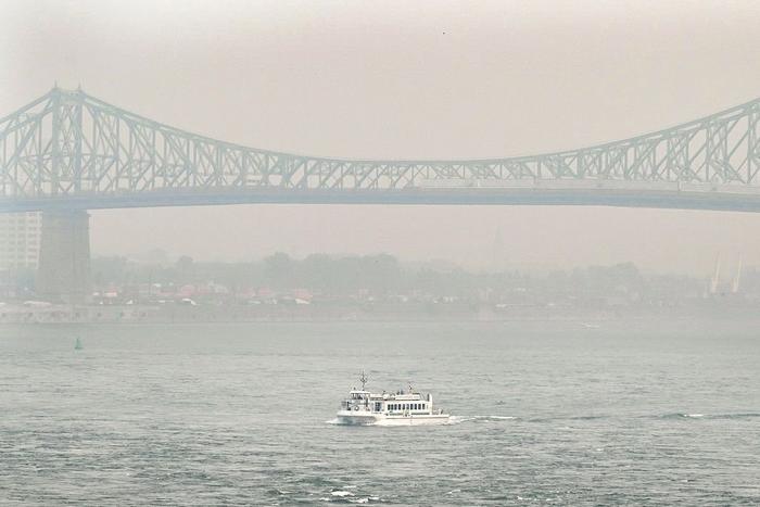 6月25日，加拿大蒙特利尔市，一艘船过程被烟雾笼罩的雅克·卡迪亚大桥，由于丛林失火，该市和该省多个地区发布烟雾教会。