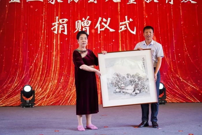 同时,基金会顾问老师们,秘书长冯志刚向共同捐赠支持慈溪市女企业家