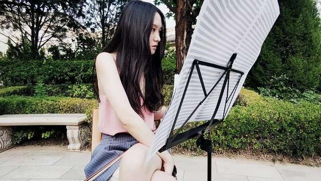 正在进行创作的武玮。受访者 供图