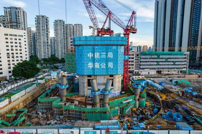 “空中造楼机”五天一层楼 华富村项目安全快速推进