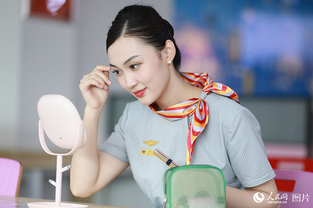 重庆:"空姐""动姐" 携手开展服务礼仪培训备战暑运重庆:"空姐""动姐"