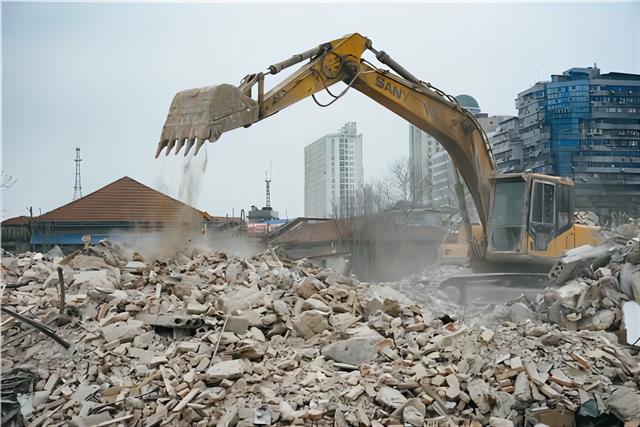 2021年,湖北武汉四美塘片区拆迁,造成2死2伤的惨剧
