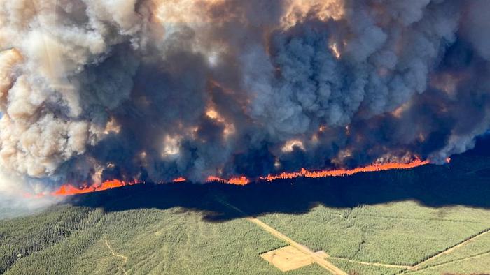 5月27日，加拿大不列颠哥伦比亚省东北部地区野火推广。新华社发（不列颠哥伦比亚省野火贬责局供图）