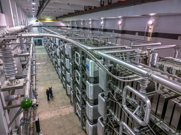 工作人员在该工程的220千伏亭山换频站成功解锁核心设备M3C换频器。黄辉 摄