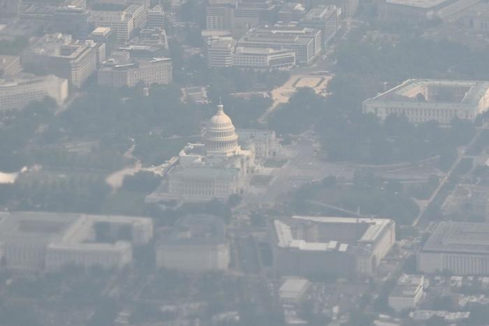 6月28日，好意思国华盛顿特区，在费解的太空下，从空军一号俯视好意思国国会大厦。
