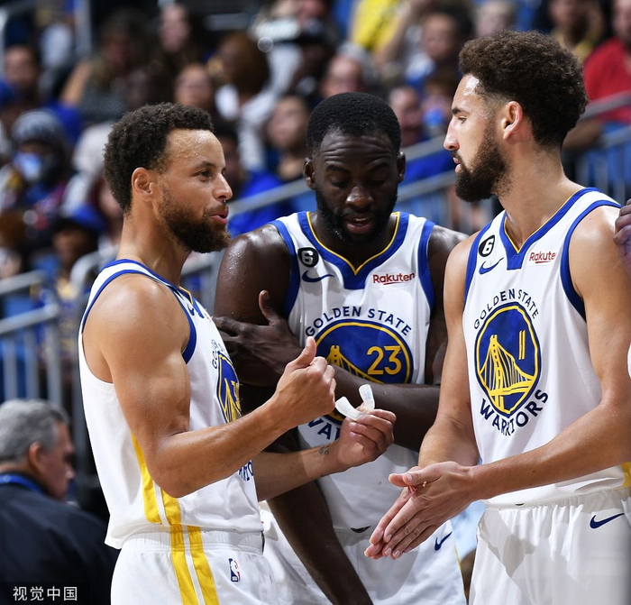 库里、格林和汤普森的组合牢牢绑定。