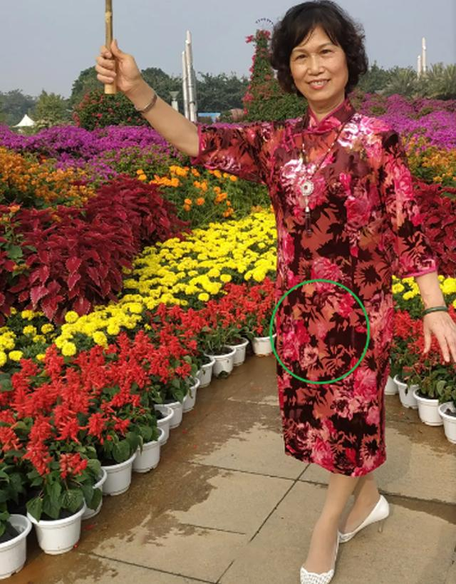 诚心建议:上了年纪的女人,远离这4种"大妈裙",显老还油腻|印花_新浪