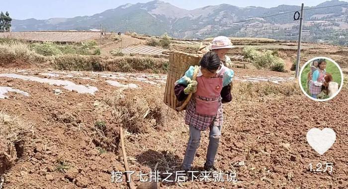 某英是云南彝族人,96年出生的她,生下了三个女儿,一家人住在脏乱不堪