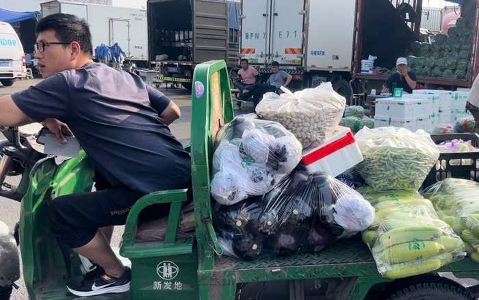 商户在新发地市场采购蔬菜。新京报记者 陈琳 摄