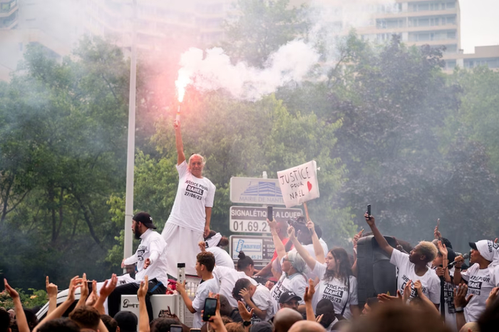 莫尼娅在示威活动中手举照明弹 图自《华盛顿邮报》