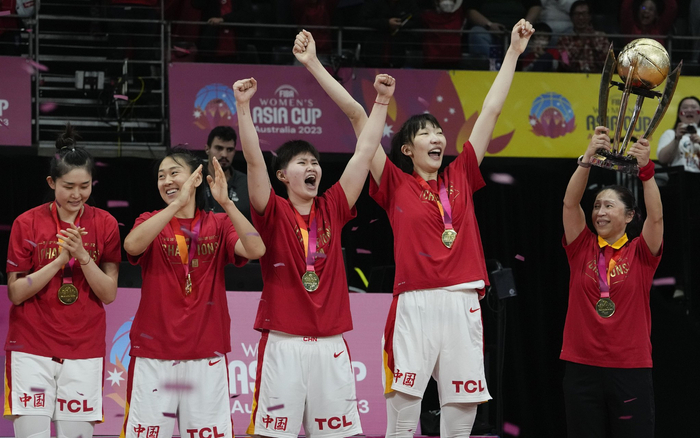 中国女篮主教练郑薇举起奖杯，与队员们一起庆祝夺冠。  图/视觉中国