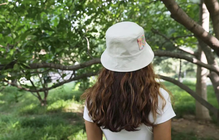 提花这一面风格就更加活力，很适合出街或是度假，较深的帽型还有显脸小的功效~原价239元，折后价格199元。