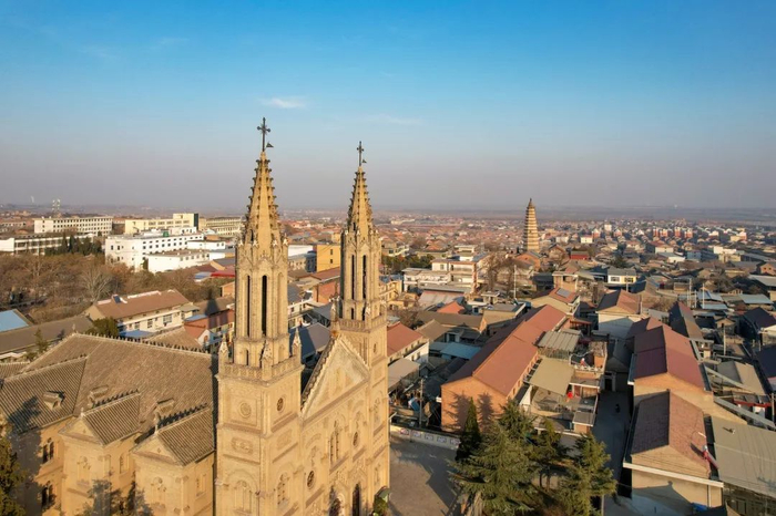 新绛天主堂与龙兴古寺的宝塔遥相呼应。（图/图虫创意）