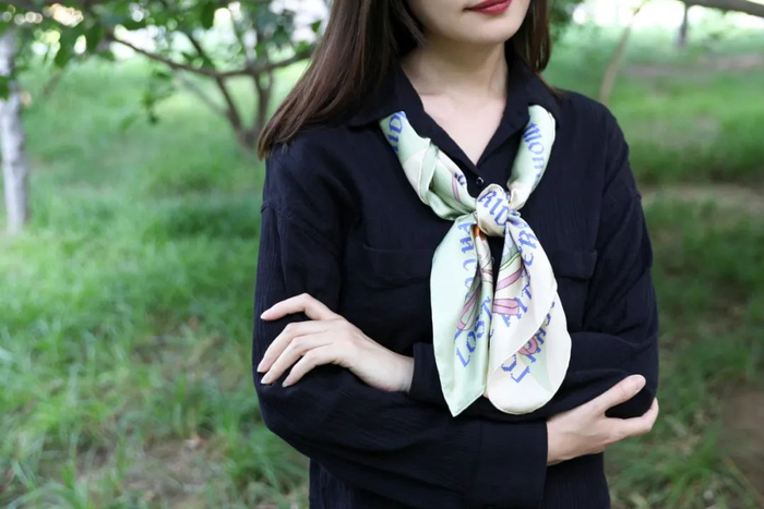 方巾的大尺寸，当作披肩、头巾和抹胸都完全ok，入手一条，可以解锁多种搭配方式~原价569元，现在折后也很划算，折后只要499元。