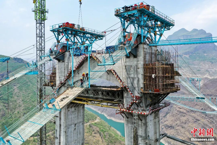 正在修建中的贵州纳（纳雍）晴（晴隆）高速公路重点控制性工程牂牁江大桥。瞿宏伦 摄