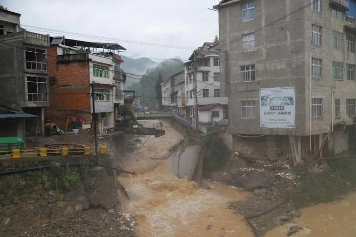 陕西一地遭50年一遇特大暴雨侵袭！80条道路中断！