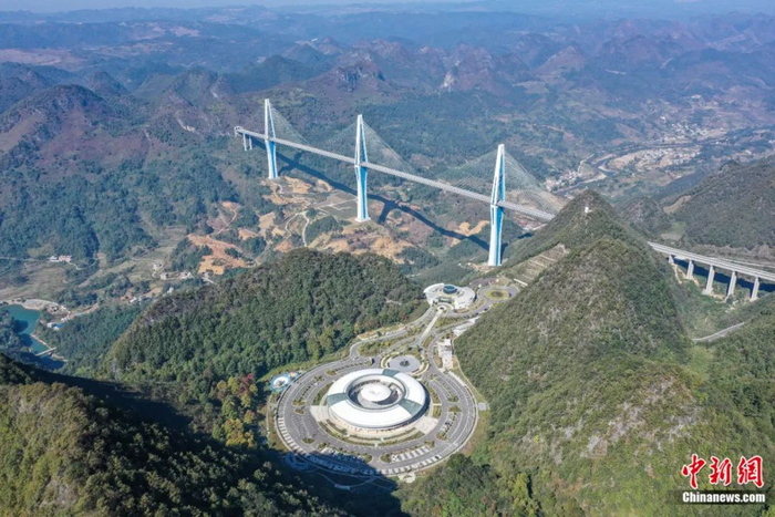 以世界最高混凝土高塔桥“平塘特大桥”为优势打造的贵州平塘“天空之桥”高速服务区。瞿宏伦 摄
