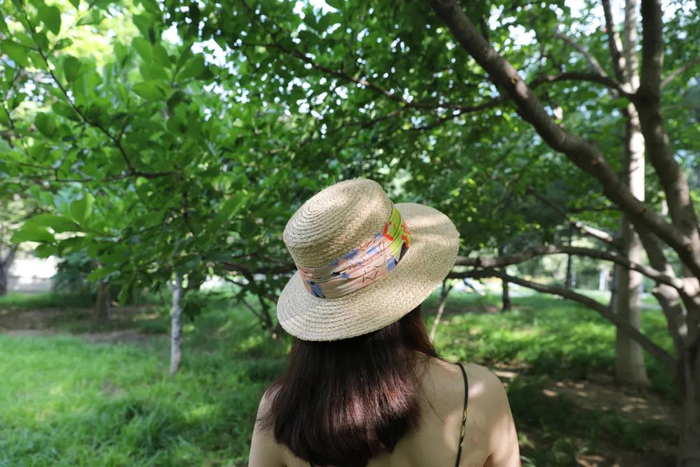 平顶的设计，日常也很适合佩戴，不过显得过于夸张，还为穿搭增添了不少随性感。原价259，折后219元。