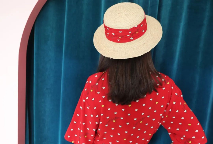 帽子同样采用拉菲草编制，经典平顶设计百搭不挑人，适合大部分的头型脸型。原价249元，折后价格219元。