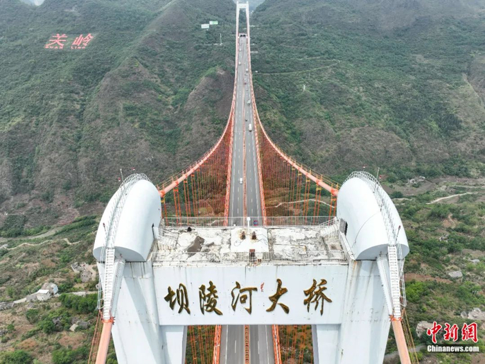 位于贵州省安顺市关岭布依族苗族自治县境内的坝陵河大桥是中国少有可以进入桥体内部开展旅行观光的大桥。瞿宏伦 摄
