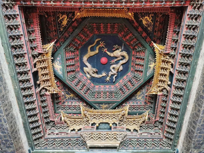 山西应县净土寺天宫楼阁藻井，被梁思成称为“国宝一绝”。（图/图虫创意）