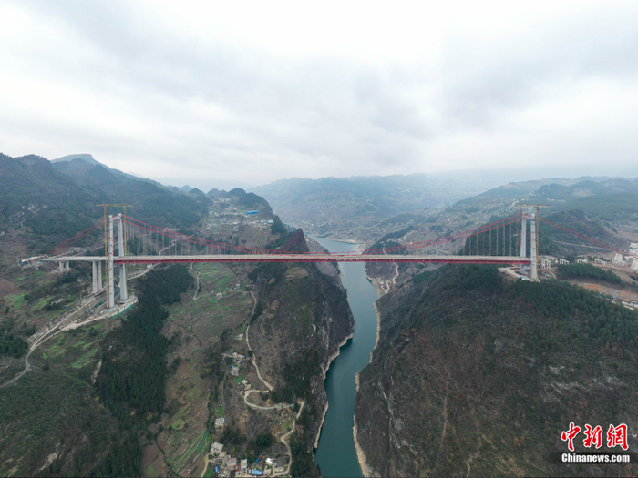 航拍即将通车的贵州金（沙）仁（怀）桐（梓）高速公路桐梓河特大桥。瞿宏伦 摄